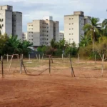 Terreno urbano vazio no Brasil impactado por custos de carregamento e juros