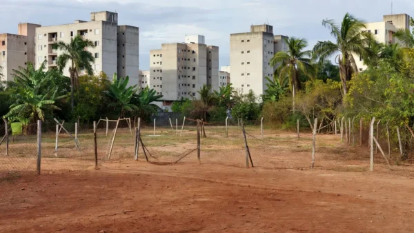Terreno urbano vazio no Brasil impactado por custos de carregamento e juros