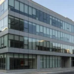 Edifício comercial brasileiro com múltiplos locatários em área urbana, análise de ocupação e yield imobiliário