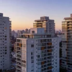 Edifícios residenciais em São Paulo representando financiamento imobiliário e CET