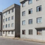 Edifícios residenciais brasileiros com fachadas envelhecidas representando depreciação física imobiliária
