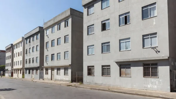 Edifícios residenciais brasileiros com fachadas envelhecidas representando depreciação física imobiliária
