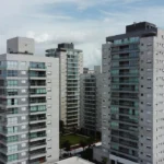 Conjunto de edifícios residenciais em cidade brasileira, simbolizando o mercado imobiliário e cap rate