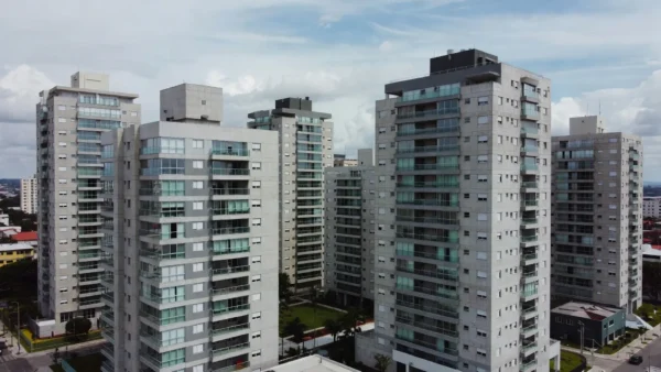 Conjunto de edifícios residenciais em cidade brasileira, simbolizando o mercado imobiliário e cap rate