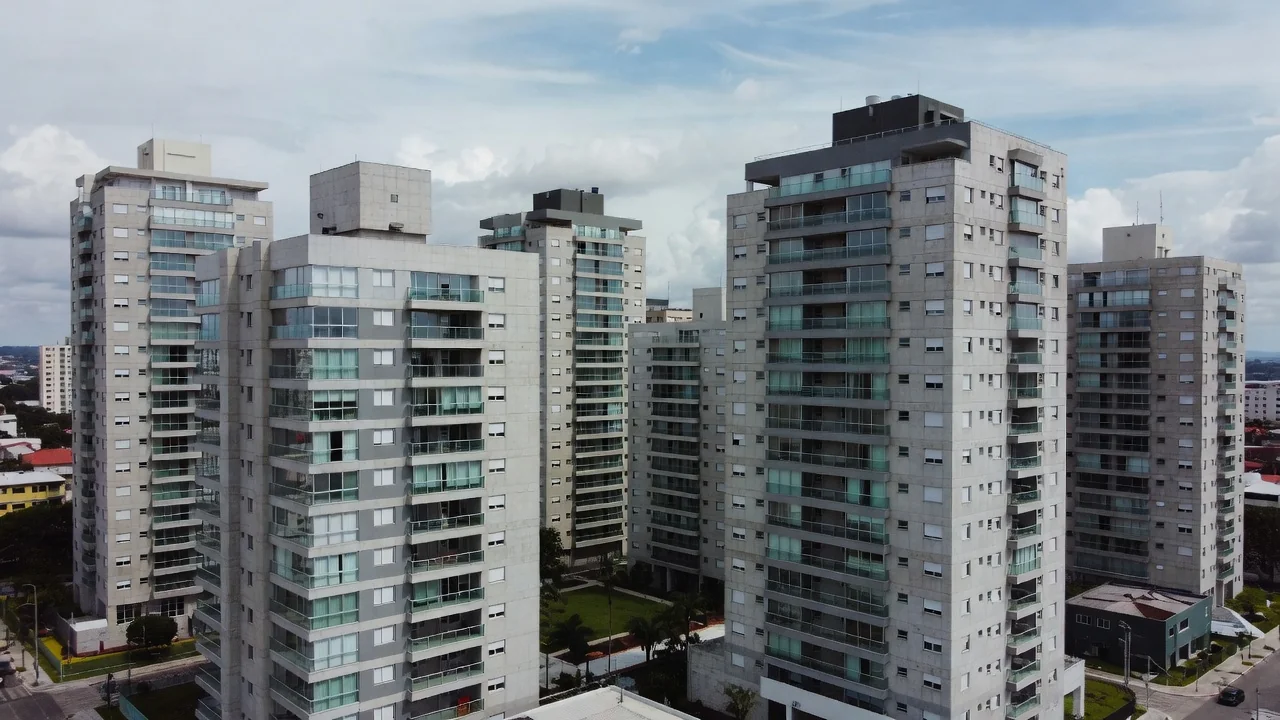Conjunto de edifícios residenciais em cidade brasileira, simbolizando o mercado imobiliário e cap rate