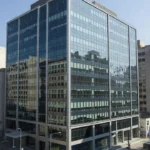 Edifício comercial com vacância em área urbana de São Paulo