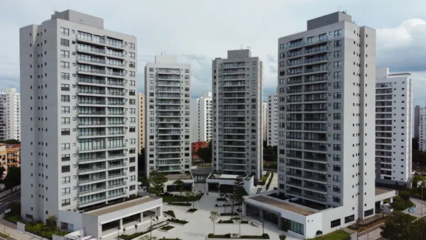 Edifícios residenciais representando carteira de imóveis para cálculo de yield líquido