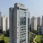 Edifício residencial moderno em São Paulo representando imóveis e FII