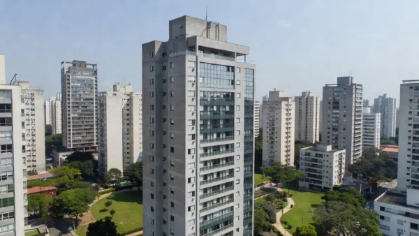 Edifício residencial moderno em São Paulo representando imóveis e FII