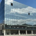 Edifício comercial moderno em São Paulo representando análise de LTV e DSCR ajustado por vacância em imóveis