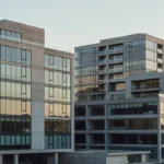 Edifícios modernos representando carteiras imobiliárias e análise de duration ponderado