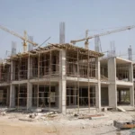 Canteiro de obras de construção imobiliária no Brasil com atrasos em projeto