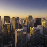 Vista do centro financeiro de São Paulo representando análise de cap rate e curva de juros