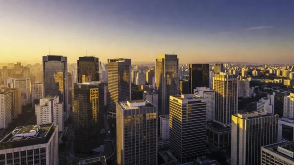 Vista do centro financeiro de São Paulo representando análise de cap rate e curva de juros