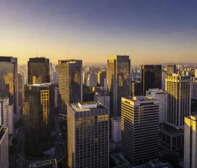 Vista do centro financeiro de São Paulo representando análise de cap rate e curva de juros