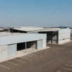 Complexo industrial e comercial brasileiro com galpões modernos
