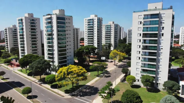 Bairro residencial brasileiro com benfeitorias públicas e edifícios, análise de valorização imobiliária