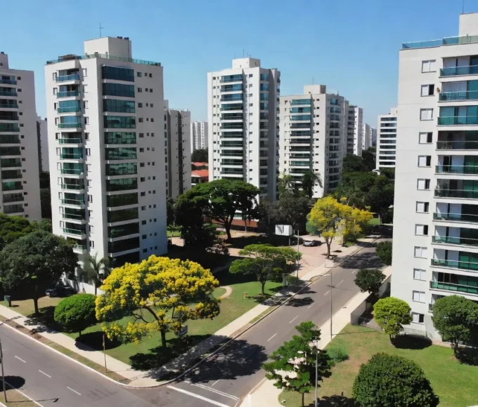 Bairro residencial brasileiro com benfeitorias públicas e edifícios, análise de valorização imobiliária