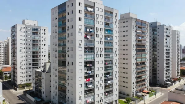 Edifícios residenciais urbanos no Brasil representando imóveis locados e análise de yield sobre equity