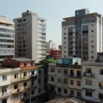 Conjunto de edifícios imobiliários no Brasil representando depreciação de ativos e holdings