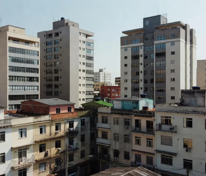 Conjunto de edifícios imobiliários no Brasil representando depreciação de ativos e holdings