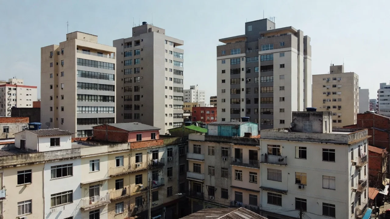 Conjunto de edifícios imobiliários no Brasil representando depreciação de ativos e holdings