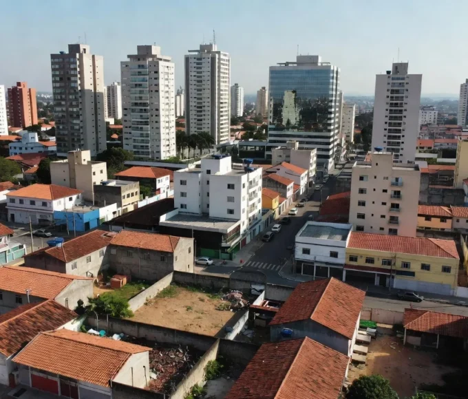 Terrenos urbanos com tipologias de edificações para análise de VPL incremental e preço máximo viável