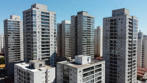 Edifícios residenciais em São Paulo representando análise de VPL e vacância imobiliária