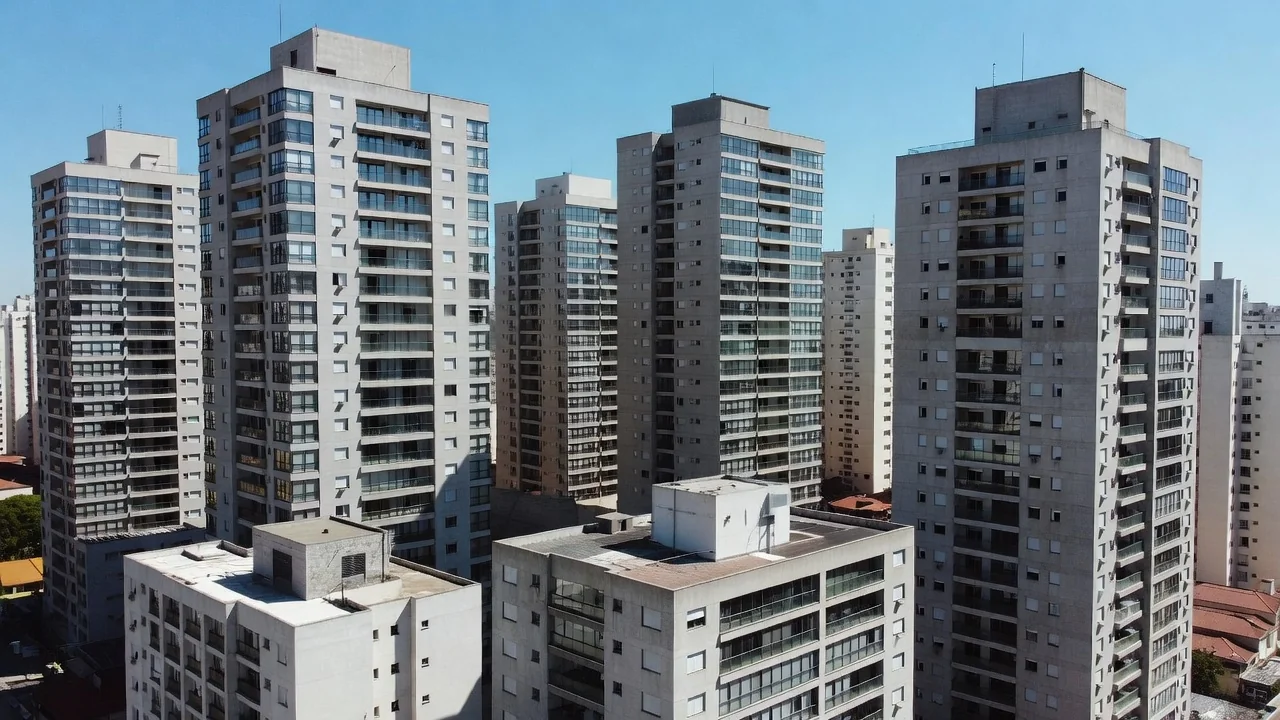 Edifícios residenciais em São Paulo representando análise de VPL e vacância imobiliária