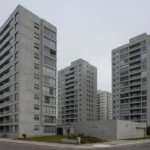 Edifícios residenciais brasileiros sob céu nublado, análise de LTV e juros