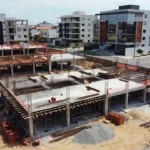 Canteiro de obras de lançamento residencial de médio padrão com alta do terreno no Brasil