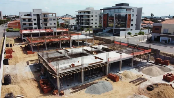 Canteiro de obras de lançamento residencial de médio padrão com alta do terreno no Brasil