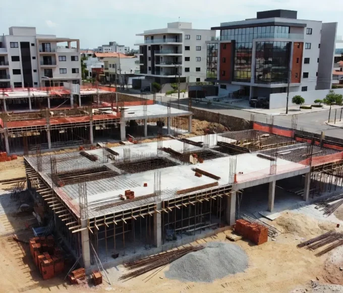Canteiro de obras de lançamento residencial de médio padrão com alta do terreno no Brasil