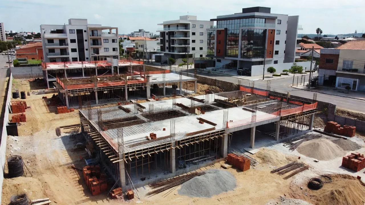 Canteiro de obras de lançamento residencial de médio padrão com alta do terreno no Brasil