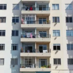 Edifício residencial brasileiro para análise de yield all-in e yield operacional em imóveis locados