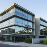 Edifício comercial com múltiplos locatários no Brasil, análise de ROI e sazonalidade em imóveis.