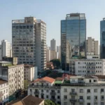 Panorama urbano de São Paulo com edifícios variados do mercado imobiliário